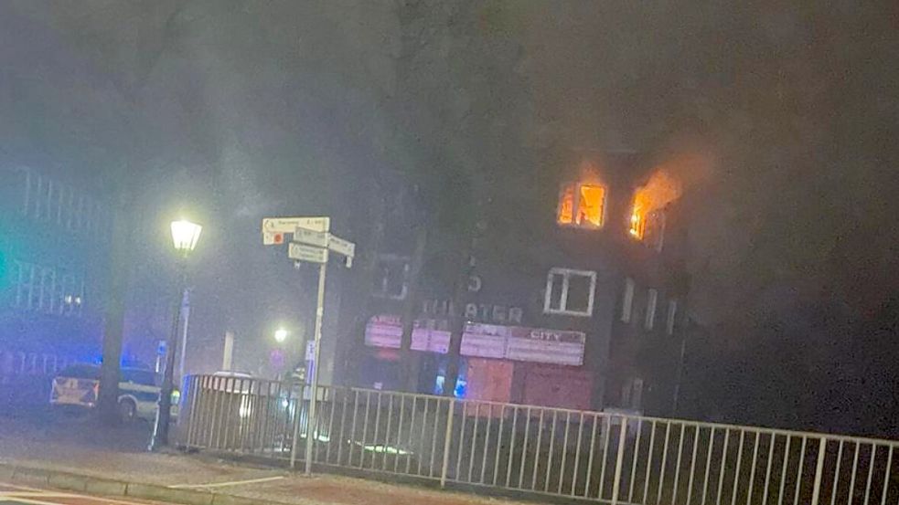 Flammen schlugen aus dem 2. Obergeschoss des leerstehenden Gebäudes. Foto: privat