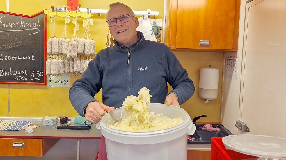 Peter Visser vom Stand mit Spreewald-Spezialitäten ist zufrieden mit der Verlegung der Wochenmarktstände an den Rand des Ernst-Reuter-Platzes bei Veranstaltungen wie dem Weihnachtsmarkt. Foto: Gettkowski