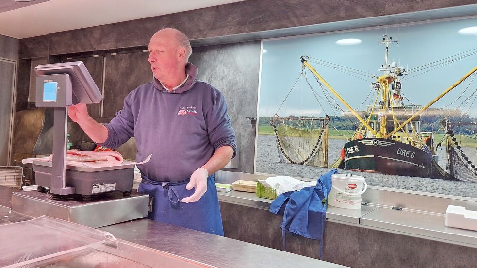 Auch eine nur zeitweise Verlegung des Wochenmarktes zum Zollhaus wäre für Hans-Werner Schulz nicht zu machen. „Dann bleib ich zu Hause“, sagt der Fischhändler entschieden. Foto: Gettkowski