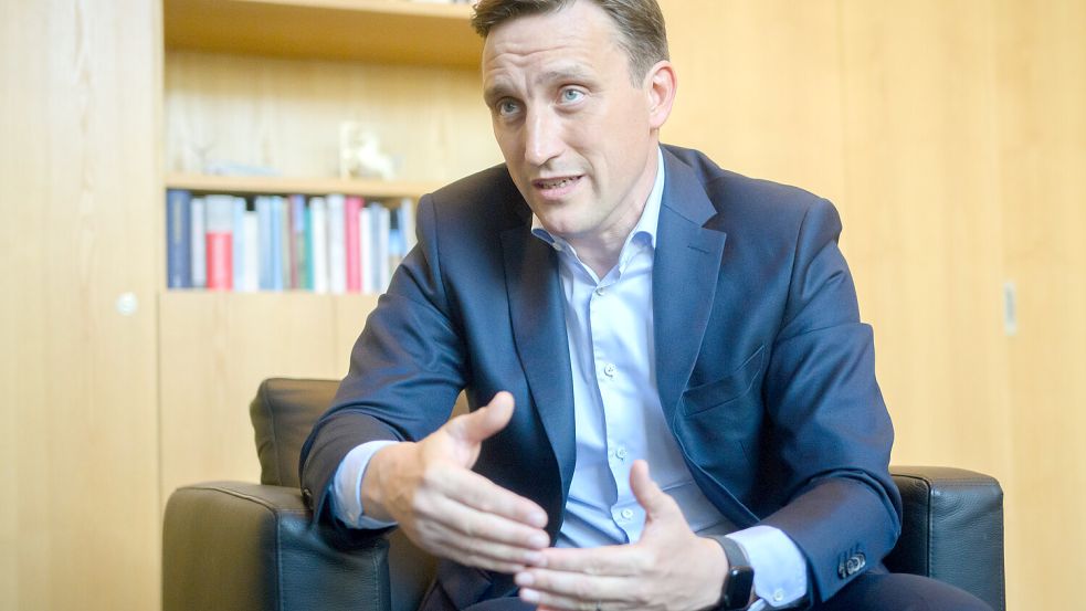Sebastian Lechner (CDU) präsentiert den „Niedersachsen-Plan“, der mit Reformansätzen in Verwaltung und Wirtschaft dem demografischen Wandel entgegenwirken soll. Foto: dpa/Julian Stratenschulte