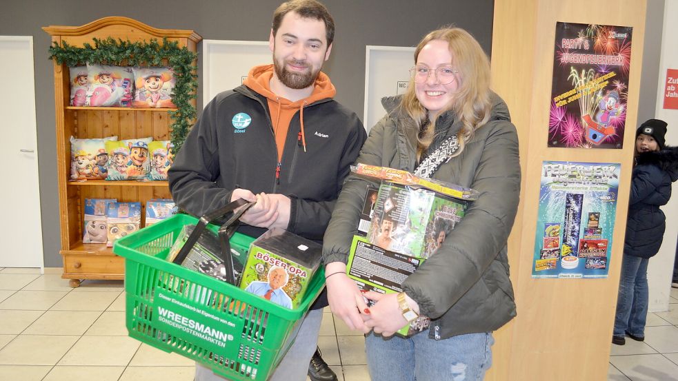 Haben sich für die Party mit der Clique eingedeckt mit Feuerwerk: Adrian Kleymann aus Bösel mit Freundin Anika Thoben aus Sedelsberg. Foto: Fertig