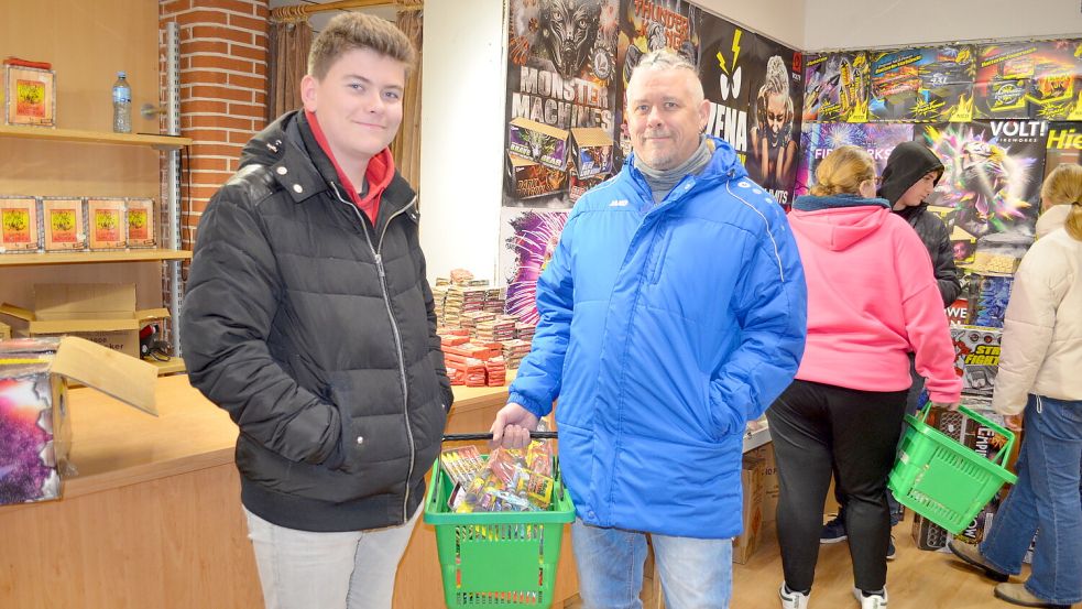 Der 15-jährige Thilo Beu aus Flachsmeer und sein Vater Marco holen ihre Silvesterkracher traditionell bei Wreesmann, "weil hier die größte Auswahl ist", wie sie finden. Foto: Fertig