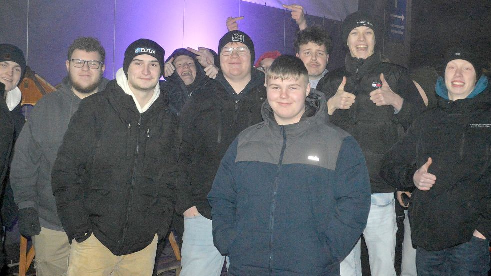 Diese jungen Männer aus Ostrhauderfehn standen in der langen Schlange ganz vorne und durften als eine der Ersten ins Handelskontor in Ostrhauderfehn. Foto: Weers