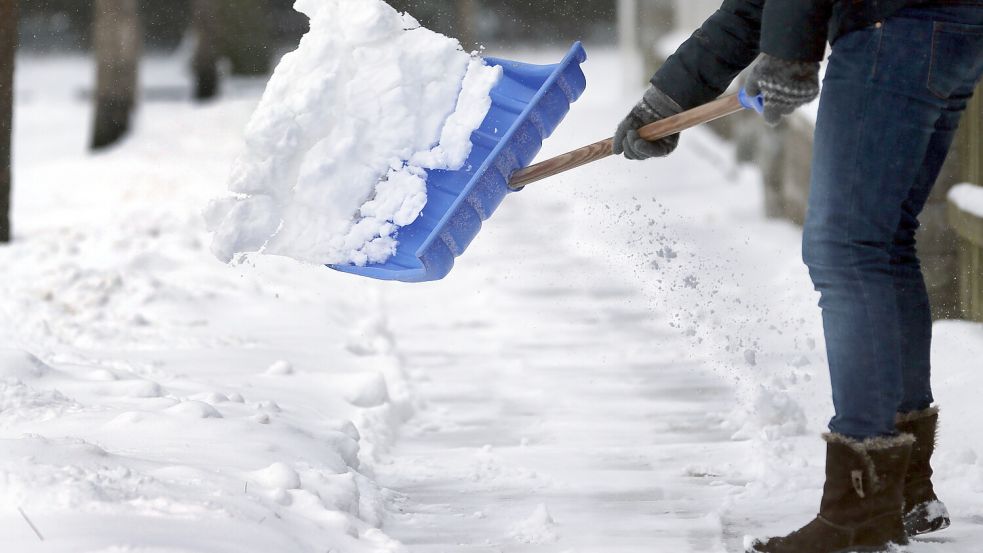 Für einen schneefreien Gehweg sorgen fast immer die Anlieger. In einigen Straßen der Samtgemeinde Hesel erledigt das der Bauhof. Foto: Wolfgang Kumm/dpa