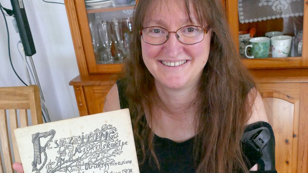 Christine Schmutzler-Schaub mit der historischen Abi-Zeitung aus Norden. Foto: Jürgens
