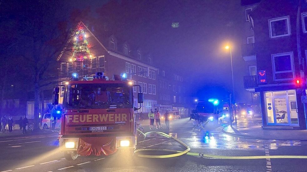 Der Kreuzungsbereich Neutorstraße/Agterum/Zwischen Beiden Bleichen war während des Einsatzes voll gesperrt. Foto: Hanssen