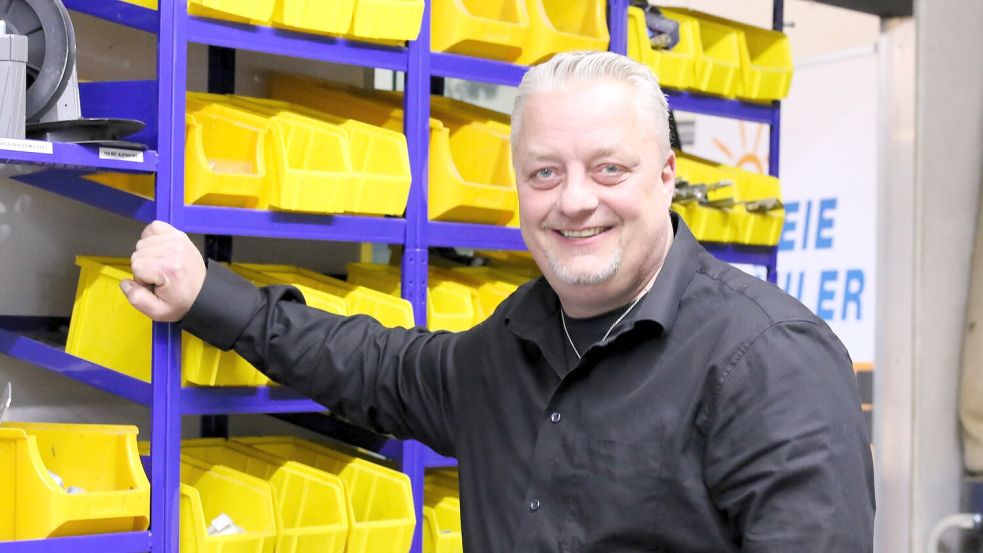 Soenke Burmann in seiner Werkstatt. Der Betriebswirt leitet die Tischlerei Wohn-Welten-Burmann in Wiesmoor. Hier traf sich der Mittelstand vor einem Jahr zum ersten Mal. Foto: Böning
