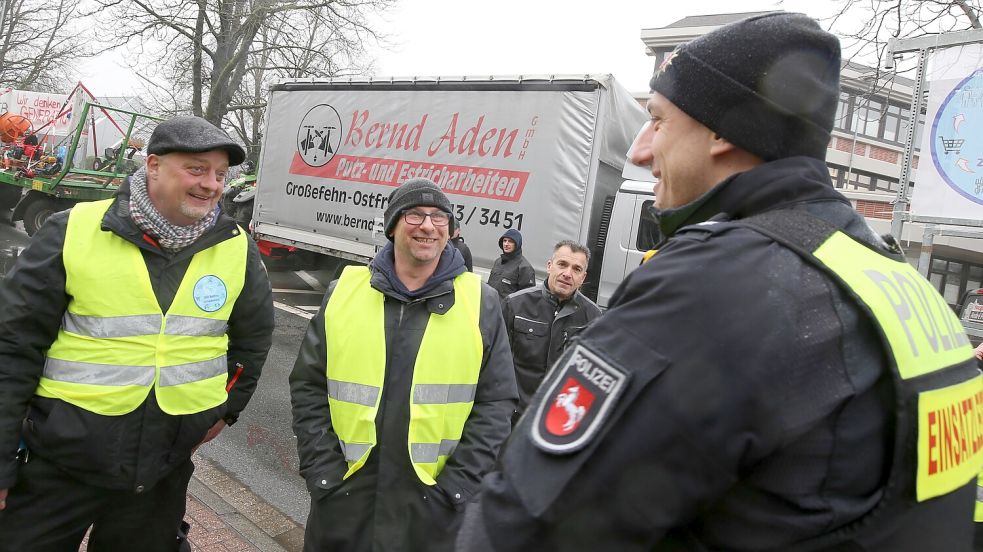 Soenke Burmann (von links) und Ingo Janßen während der Mittelstand-Proteste im Gespräch mit dem Einsatzleiter der Auricher Polizei, Maiko Remmers. Foto: Böning