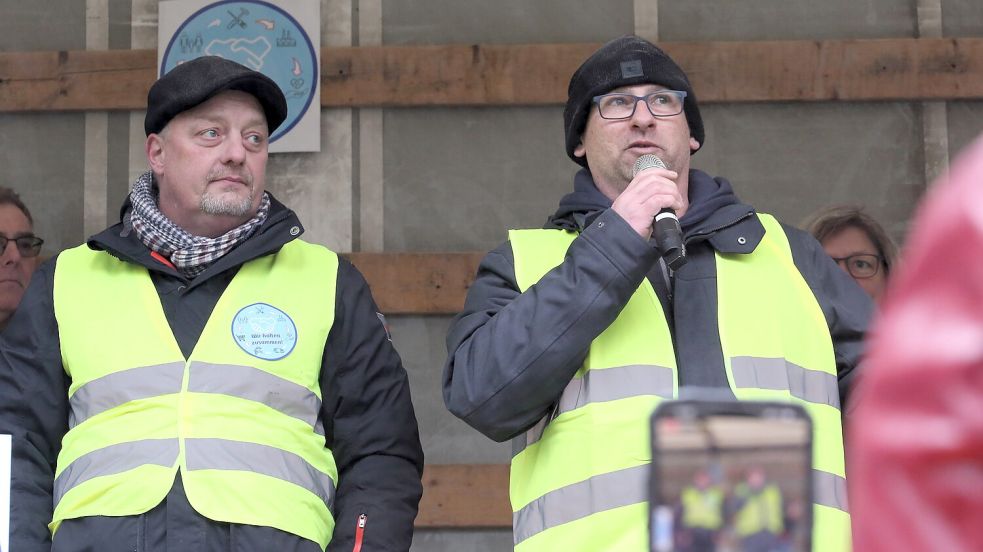 Die Organisatoren der Mittelstand-Proteste am 13. Januar in Aurich auf der Bühne: Soenke Burmann (links) und Ingo Janßen bei der Kundgebung. Foto: Böning