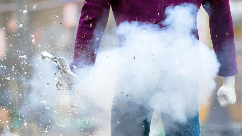 Ein illegaler Böller explodiert während einer Pressevorführung der Berliner Feuerwehr in der Hand einer Puppe. Symbolfoto: Soeren Stache/dpa