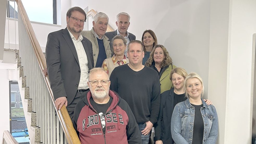 Vertreter der Schnedermann-Brons-Stiftung und der diesjährigen Begünstigten trafen sich (vorne, von links): Tim Kruithoff und Claas Brons (Stiftung), Elke Tönjes (VerNie), Gerold Verlee (Stiftung) und Anke Felke (VerNie). In der unteren Reihe stehen (von links): Uwe Gerdes und Marco Münkenwarf (Blau-Weiß Borssum), Petra Campen (Kiga Rote Mühle) sowie Kerstin Dennhöfer und Miriam Koch (beide Kita Barenburg). Foto: privat