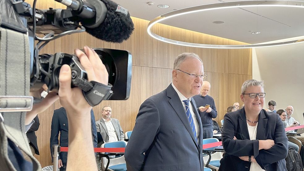 Sah seiner Befragung im Untersuchungsausschuss gelassen entgegen: Niedersachsens Ministerpräsident Stephan Weil (SPD), hier mit seiner Sprecherin Kathrin Riggert. Foto: Lars Laue