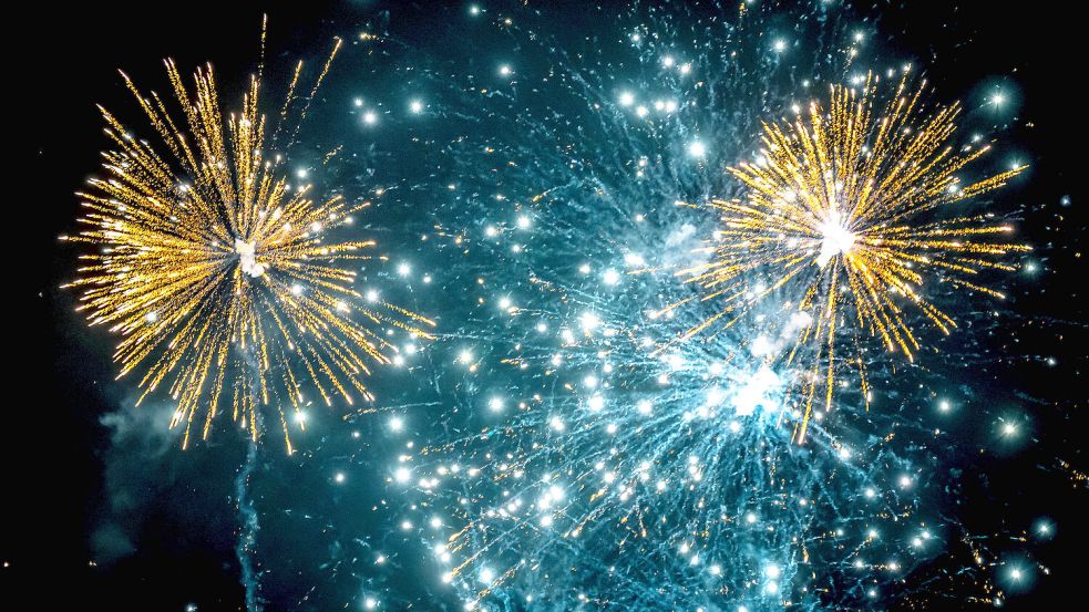 Der Jahreswechsel 2024/25 auf Borkum muss ohne Höhenfeuerwerk auskommen. Symbolbild: Sina Schuldt/dpa