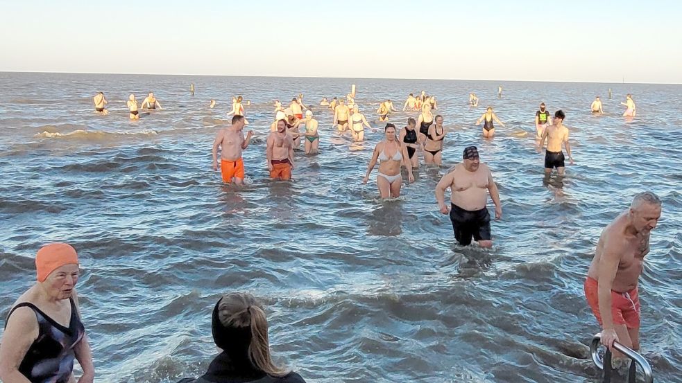 Das Anbaden an Neujahr, hier im Januar 2023, ist in Norddeich zur Tradition geworden. Foto: Rebecca Kresse
