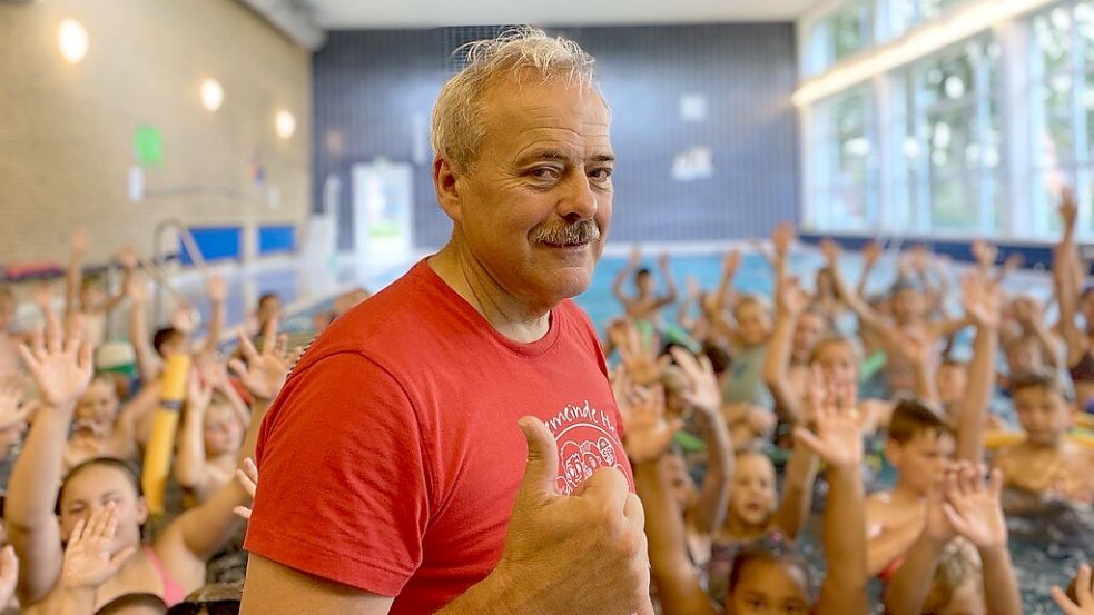 Vor der Schließung hatte Samtgemeindebürgermeister Uwe Themann zu einer Party im Schwimmbad eingeladen – jetzt soll es den Spaß erneut geben. Foto: Löschen/Archiv