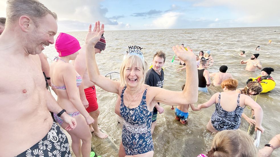 Rund 300 Mutige begrüßten das neue Jahr mit einem Bad in den kalten Fluten. Foto: Klaus Ortgies