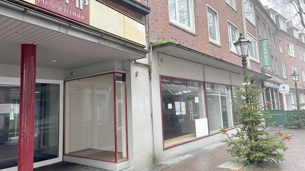 Das sieht nicht gut aus: Die Räumlichkeiten des ehemaligen „Lüttje Knipke“ stehen leer, eine Scheibe ist eingeschlagen und dürftig zugeklebt. Foto: Hanssen