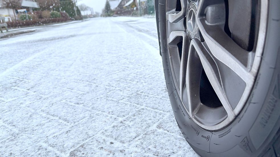 Gerade die Nebenstraßen – das Bild zeigt den Neuen Weg in Rhaudermoor – sind noch glatt. Foto: Ammermann