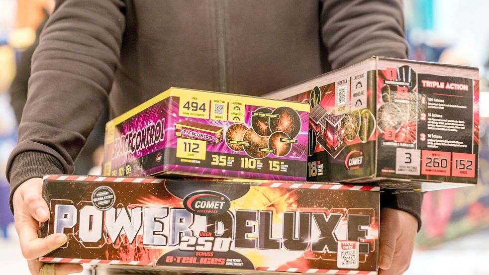 Ein Kunde eines Supermarktes hält Feuerwerksverpackungen in der Hand. Foto: Frank Hammerschmidt/dpa