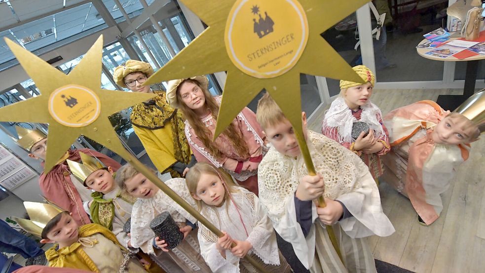 Sternsinger aus der Pfarrgemeinde Seliger-Hermann-Lange besuchten das Verlagshaus in Logabirum. Foto: Ortgies