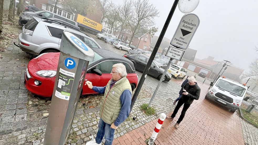 Die Suche nach Bargeld ist künftig nicht mehr zwingend notwendig, wenn man sich in Leer ein Parkticket am Automaten kaufen möchte. Foto: Ortgies/Archiv