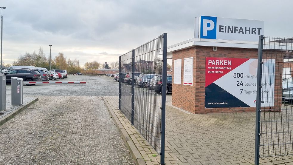 Es gibt in Leer auch Parkplätze, die von Firmen betrieben werden – wie hier von der Leda-Gruppe zwischen dem Zollhaus und der Georgstraße. Foto: Bothe/Archiv