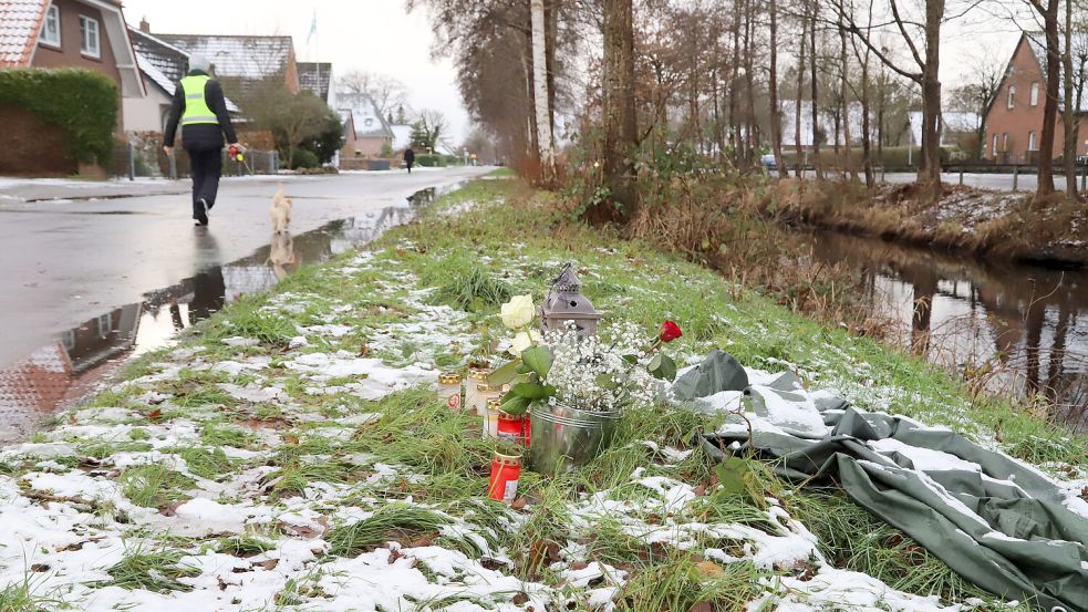 Blumen, Kerzen und Laternen haben Trauernde an der Unfallstelle niedergelegt. Foto: Passmann