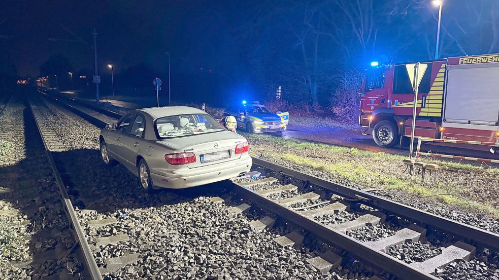 Das Fahrzeug blieb im Gleisbett stecken. Foto: Feuerwehr
