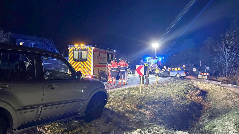 Auf der Landesstraße in Burlage gab es am Abend einen Unfall. Zwei Personen wurden verletzt ins Krankenhaus gebracht. Foto: Feuerwehr/Harms