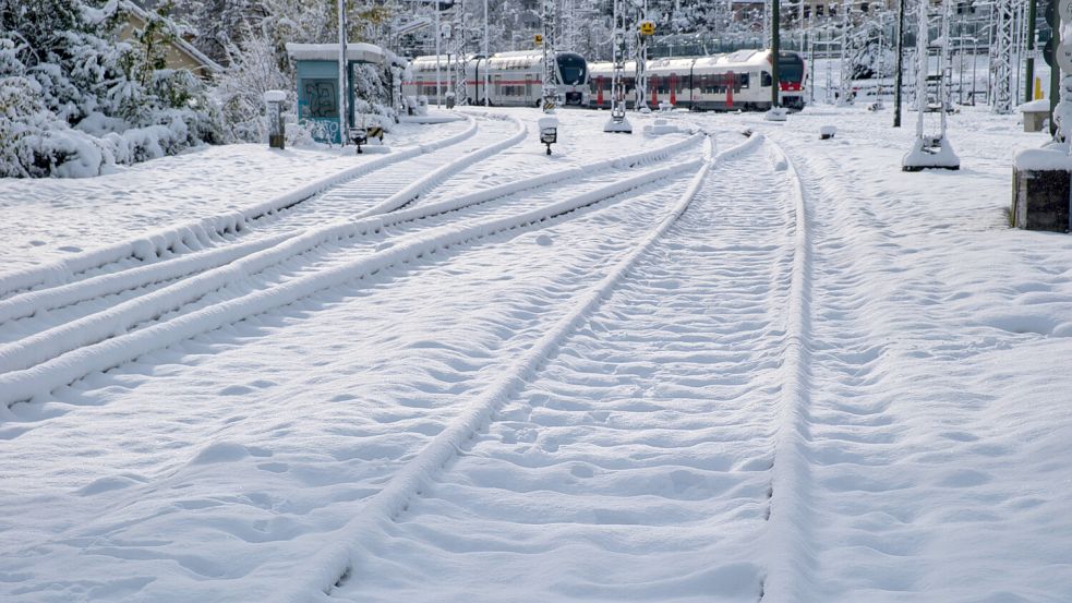 In Baden-Württemberg hat ein Zug einen Schneemann überfahren. Foto: IMAGO/bodenseebilder.de