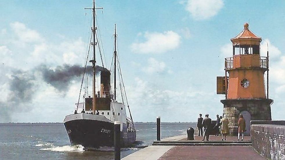 Der Lotsendampfer „Emden“, hier bei der Einfahrt in den Hafen bei der Westmole, konnte nicht als Museumschiff erhalten bleiben. Adolf Janssen hatte sich stark darum bemüht, doch der Rat stimmte damals dagegen. Foto: Privat/Archiv