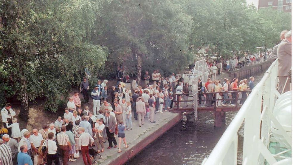Zahlreiche Interessierte strömten am 4. August 1984 zum „Open Ship“ auf das Museumsfeuerschiff an seinem Liegeplatz im Ratsdelft. Foto: Privat/Archiv