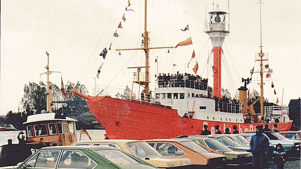 Das Feuerschiff passierte bei seiner Ankunft in Emden den Platz am Hafentor. Foto: Privat/Archiv