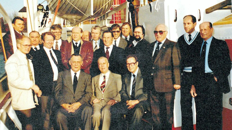 Mitglieder aus der Anfangszeit des Arbeitskreises Museums-Feuerschiff im Jahr 1984: (von links) Günther Buchholz, Wolfgang Schumann, Hans Rehbein, Adolf Janssen, Gretus Eeten, Dettmar Kramer, Diedrich Engelberts, Ernst Melles, Tönjes Friedrichs, Hermann Kramer, Theodor Fokkena, Uwe Hellmann, Heinrich de Vries, Hartwig Bakker, Heinrich Knoll, (vorne sitzend von links) Rolf de Vries, Dr. Erich Brüggemann und Helmut Janssen. Foto: Privat/Archiv