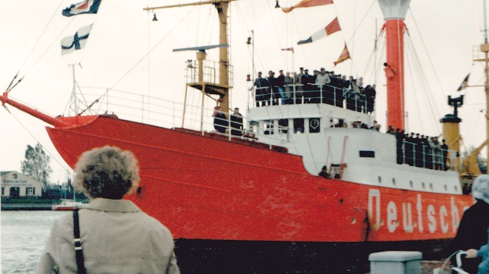 Bei der Ankunft des Feuerschiffs im Emder Hafen am 19. Oktober 1983 waren viele Gäste an Bord. Foto: Privat/Archiv