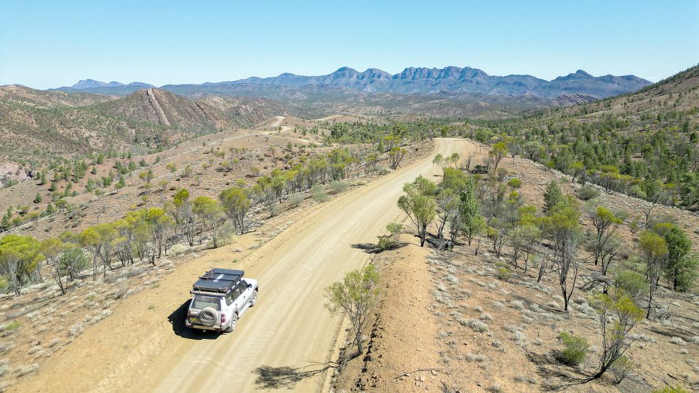 Mit Auto und Dachzelt ging es für die Weltenbummler durch die unberührte Natur Australiens. Foto: Privat