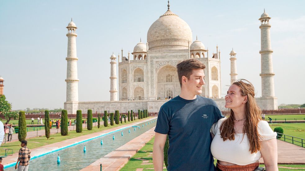 Eine erste Etappe ihrer Reise führte Janna und Thomas nach Indien. Im Morgengrauen vor dem Taj Mahal zu stehen, erschien den beiden fast unwirklich. Foto: Privat