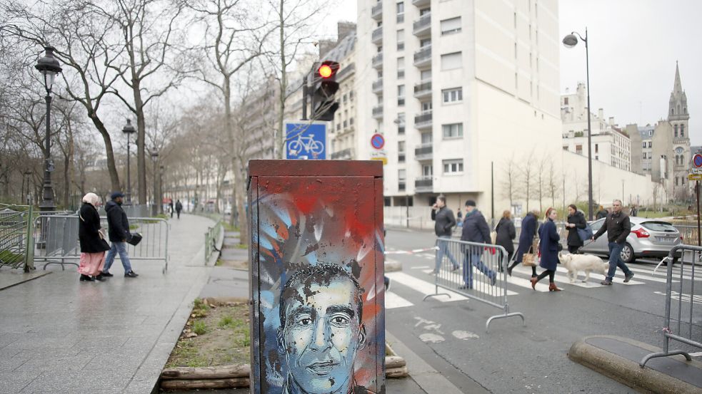 Eine Zeichnung des französischen Polizisten Ahmed Merabet, der am Tag des Terroranschlags auf „Charlie Hebdo“ getötet wurde, ist in Paris zu sehen. Foto: dap/Thibault Camus