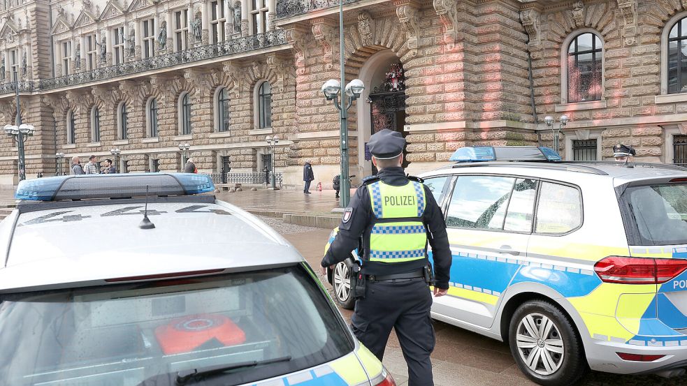 Ein Polizist am beschmierten Hamburger Rathaus im März 2023. Nun fand der Prozess statt. Foto: dpa