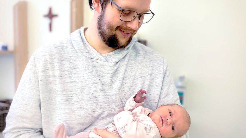Vater Mathias Pacwa mit Tochter Maja auf dem Arm. Foto: Borromäus-Hospital