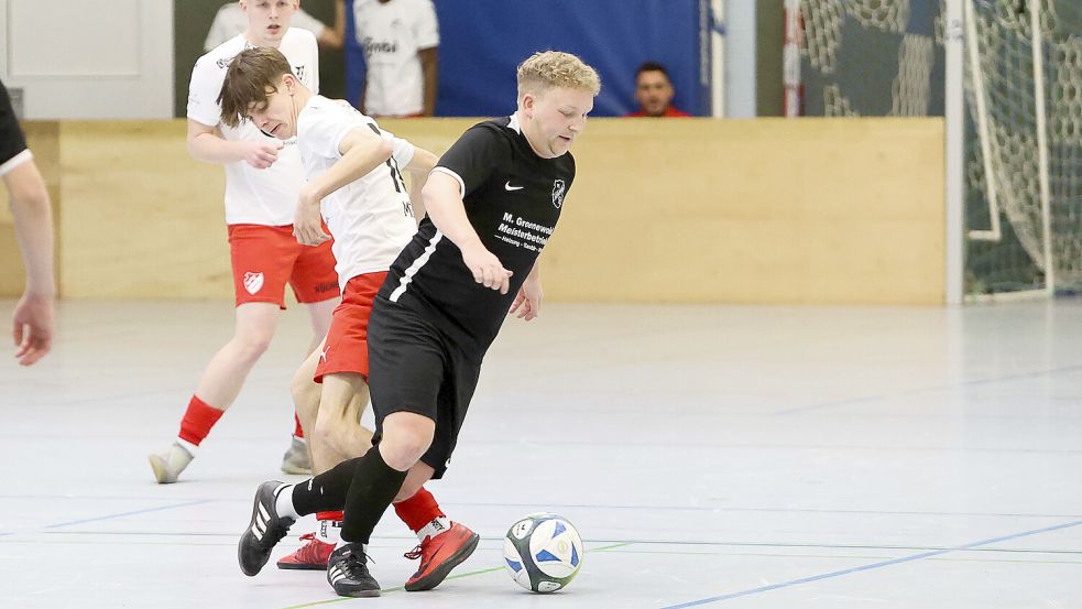 Die SpVg Aurich (links Nico Möhle) unterlag dem späteren Finalisten FC Loquard (rechts Florian Haberts) in der Vorrunde mit 0:2 und schied früh aus.