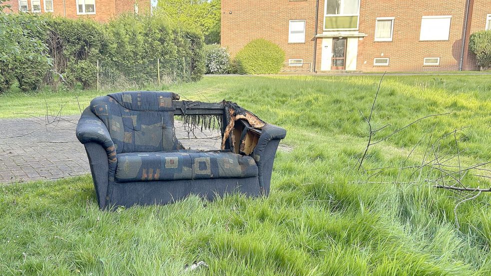 Im Mai 2024 soll der Angeklagte ein Sofa angezündet haben. Foto: Weiden/Archiv