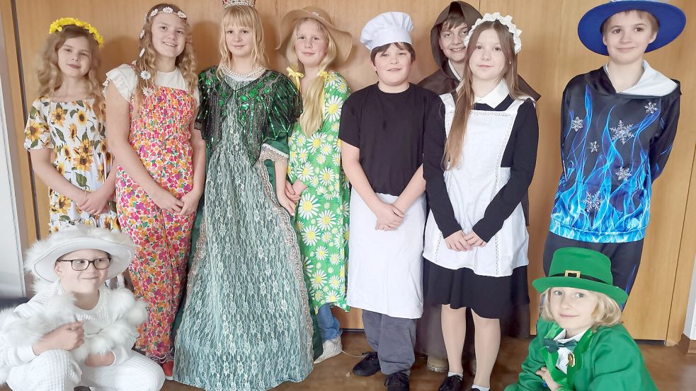 Die Kinder konnten bei einer Probe in der vergangenen Woche schon die Kostüme für das Märchenstück anziehen. Foto: Bohlen