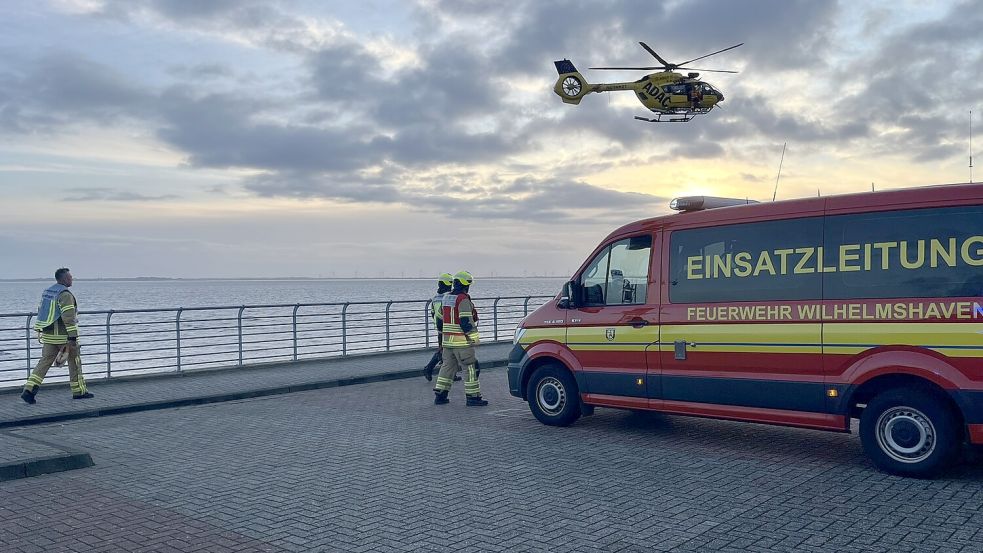 Feuerwehr, Rettungsdienst, Wasserschutzpolizei, die DGzRS und die ADAC-Luftrettung waren im Einsatz. Foto: Feuerwehr Wilhelmshaven