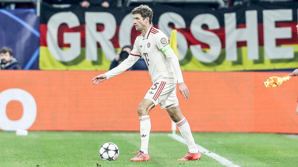 Wenn Thomas Müller spielt, ist auch die Grossheide-Fahne (Hintergrund) oft dabei. So war es auch am 10. Dezember in der Champions League. Einige Minuten nach diesem Foto war das Banner gestohlen. Foto: Imago