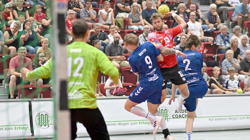 Zum Saisonstart kassierte der OHV Aurich (rotes Trikot Axel Rämhed) eine 32:33-Niederlage in der Sparkassen-Arena gegen Bielefeld. Foto: Doden, Blomberg