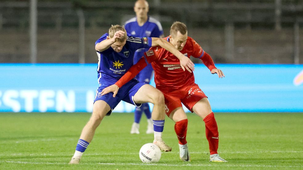 Moritz Göttel (rechts) war zuletzt noch als Joker für den SVA im Einsatz. Zum Jahresende wurde der Vertrag beim SVA aufgelöst. Foto: Doden/Emden