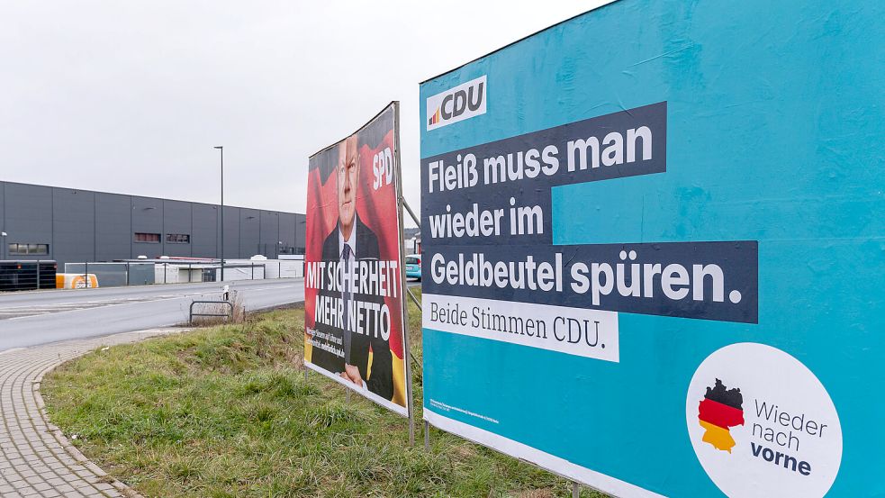 Mit Wahlplakaten kämpfen die Parteien um die Gunst der Wähler. Foto: IMAGO/onemorepicture
