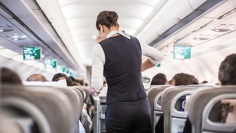 Was passiert bei einem medizinischen Notfall im Flieger? Eine Flugbegleiterin erklärt, wie die Crew mit diesen schwierigen Situationen umgehen. Foto: IMAGO/Panthermedia