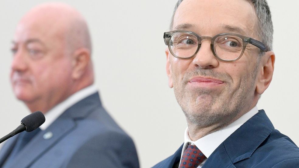 Kann der Koalitionsvertrag die Rechtsaußen-Partei im Zaum halten? ÖVP-Chef Christian Stocker (l.) und FPÖ-Chef Herbert Kickl müssen über das Abkommen verhandeln. Foto: dpa/Helmut Fohringer
